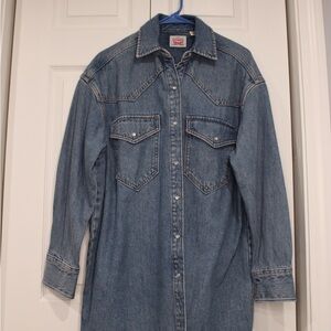 Levi’s denim Jean shirt 
Snap pearl buttons